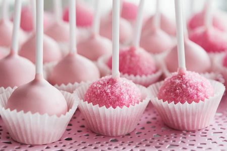 粉红色的 cakepops 在盘片上, 特写