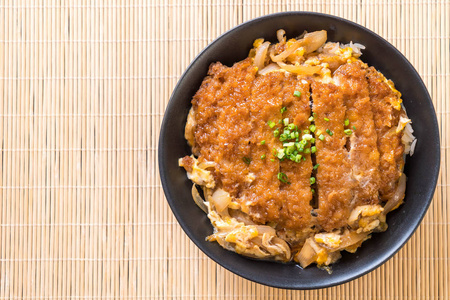 煎猪肉排骨饭碗 Katsudon日本料理风格
