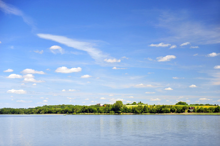 平静如水的湖照片