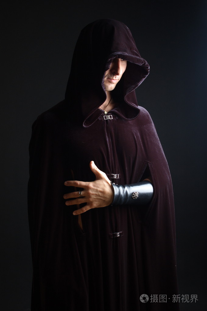 美丽的男人在一个神秘的图像