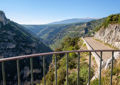 沃克吕斯的景观在普罗旺斯和 Ventoux 的背景。法国