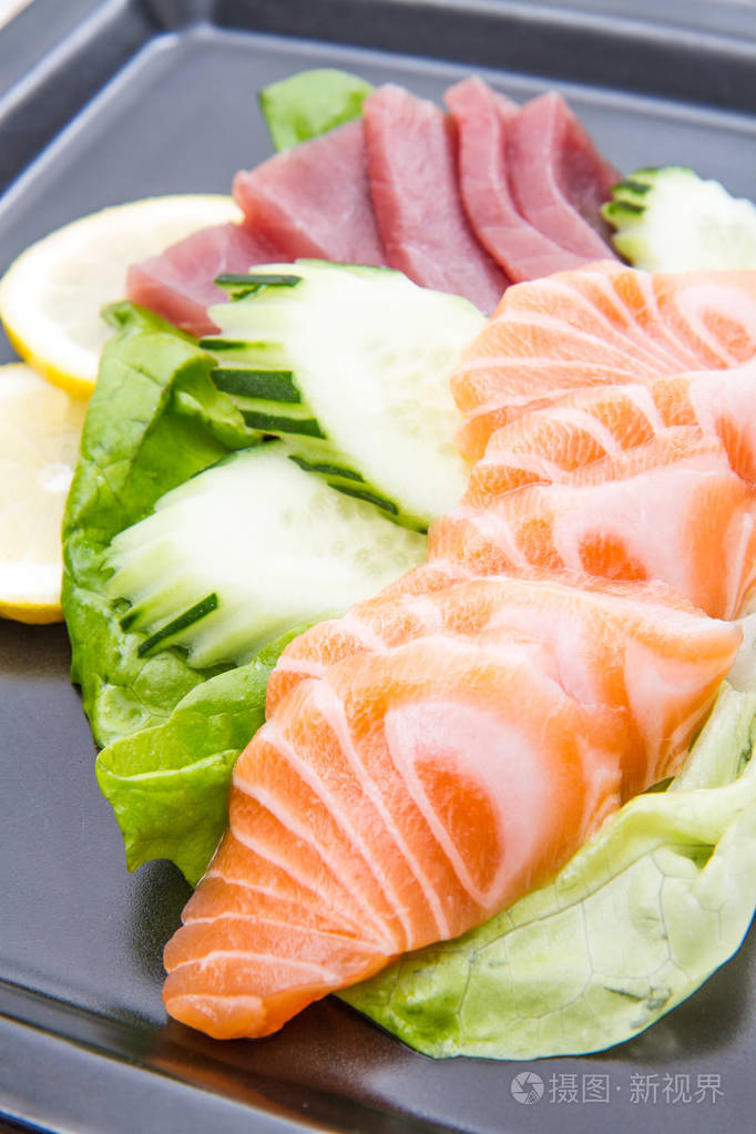 金枪鱼和三文鱼生鱼片上黑菜