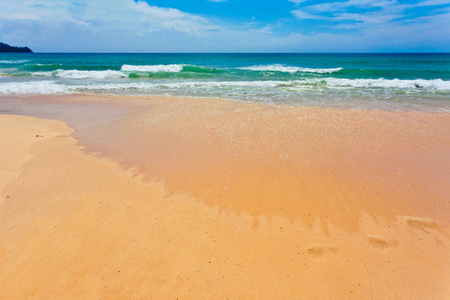 美丽的热带海滩与海景 清洁用水  蓝蓝的天空。自然背景