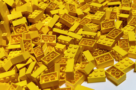 黄色塑料积木图片-黄色塑料积木素材-黄色塑料积木插画-摄图新视界