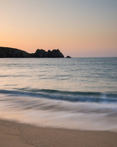 美丽多彩的日出 Porthcurno 海滩在英格兰南部康沃尔海岸的景观形象