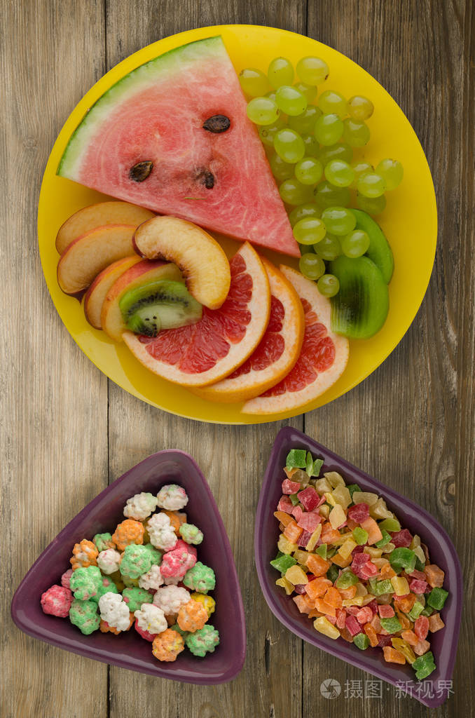 在一个木制的背景上切水果在板上切水果