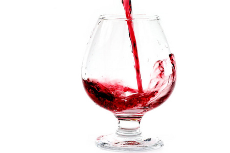 一杯红酒泼进玻璃