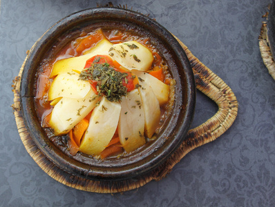 摩洛哥国家菜tajine 蔬菜与见面
