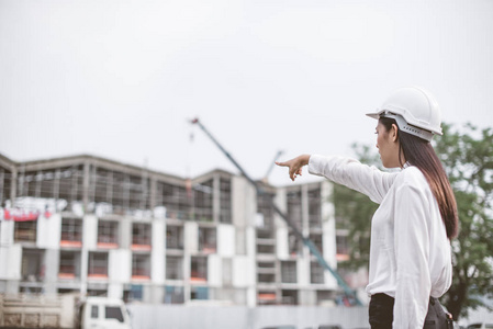 亚洲女工和工程师电工在发电厂能源行业的安全生产管理工作