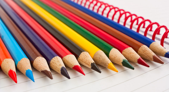 组的厚厚的彩色铅笔