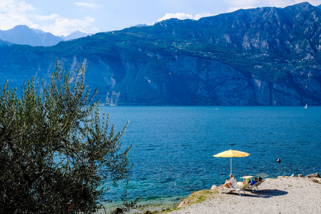 意大利蓝山湖沿岸的黄色雨伞