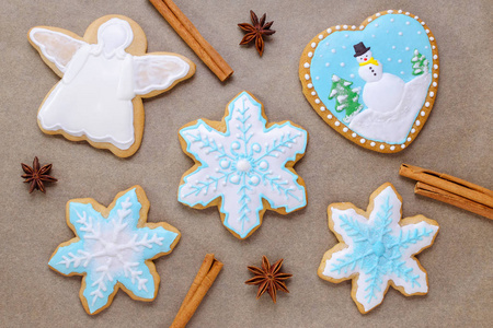 自制圣诞饼干像雪花和天使与肉桂和茴香, 顶部视图
