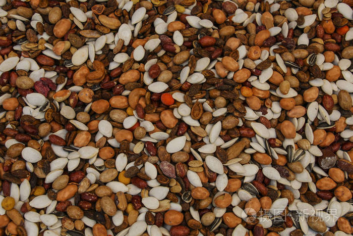 不同品种的种子和坚果的混合在一个马克