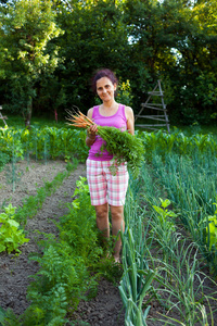 年轻女子农夫控股蔬菜