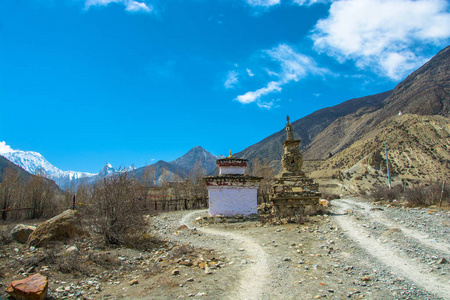 尼泊尔一条山路上的两块石头佛塔