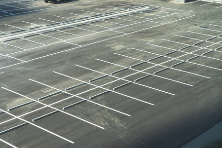 新漆的空停车场停车场顶部视图和白色线