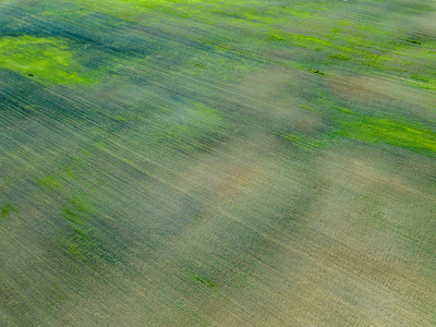 无人机图像。空的耕种的领域的鸟瞰春天天。拉托维亚