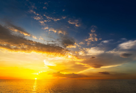 美丽的日落在海和运动模糊云彩在天空