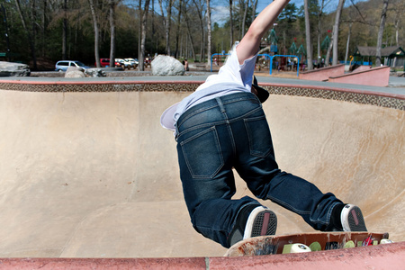 在 skatepark 在碗里面滑板