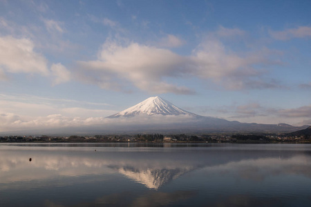 在清晨山富士河口湖湖