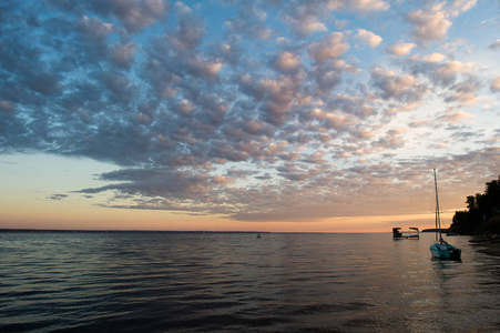 清晨日落背景的沙滩小船图片