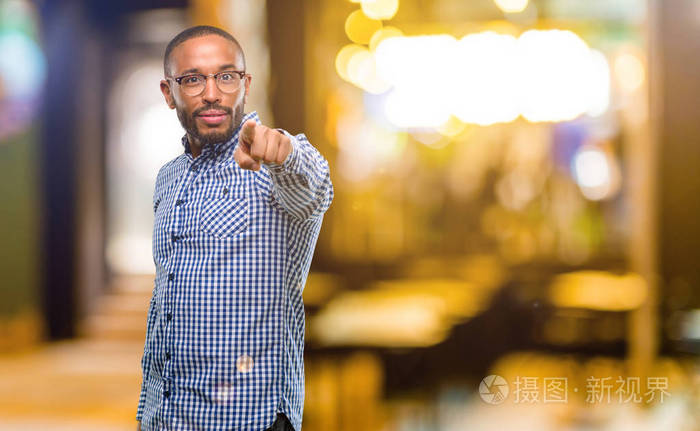 在晚上用手指指着前方的非洲裔美国人男子