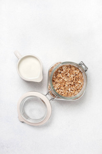 健康早餐的配料 什锦和牛奶的白色混凝土背景。从上面查看