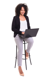 年轻的非洲企业妇女工作与膝上型电脑, 隔绝在白色