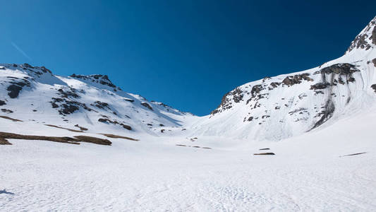 阿尔卑斯山在春天, 晴朗的天下雪的风景滑雪胜地, 高山峰顶在阿尔卑斯拱门, 雪崩危险