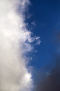 图片背景明亮的白色大云彩在蓝天上