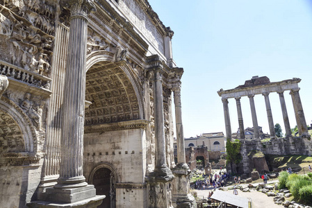 罗马, 意大利, 古罗马帝国论坛遗址。萨普提米亚斯西弗勒斯和土星寺拱