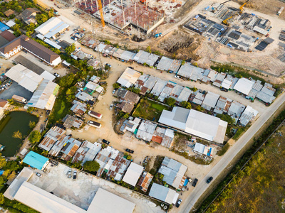 泰国建筑地盘旁临时 bunkhouses 的鸟瞰图