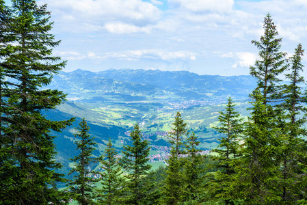 阿尔卑斯美丽的风景在德国徒步旅行在山里