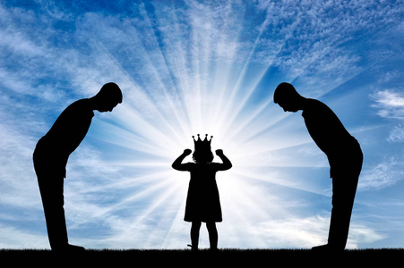 戴王冠的人一个自私的小女孩, 头上戴着王冠, 两个仆人崇拜她.