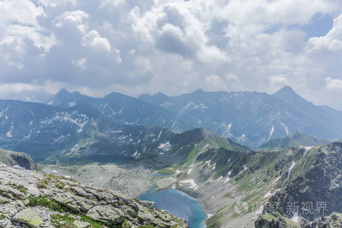 山, 湖和多云的天空在 Tatra 国家公园。波兰, 欧洲。美容天地