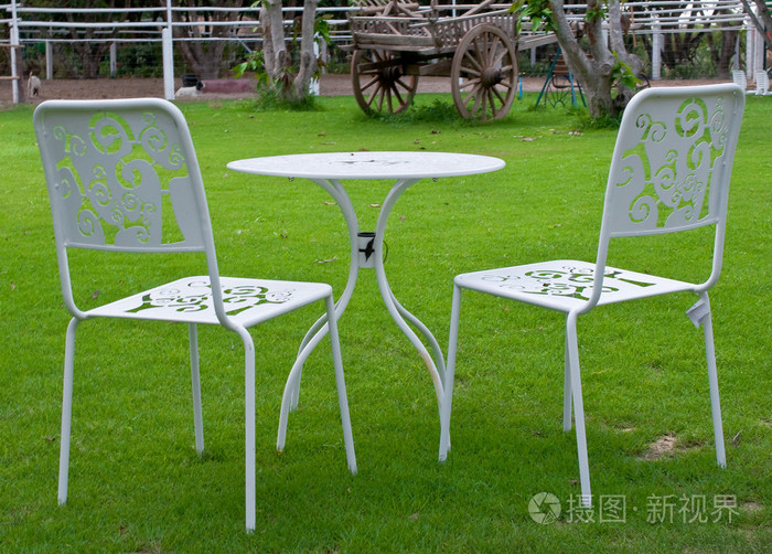 白色桌子和椅子在草坪中