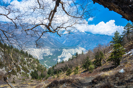 在阳光明媚的日子里, 在喜马拉雅山美丽的高山景观, 尼泊尔