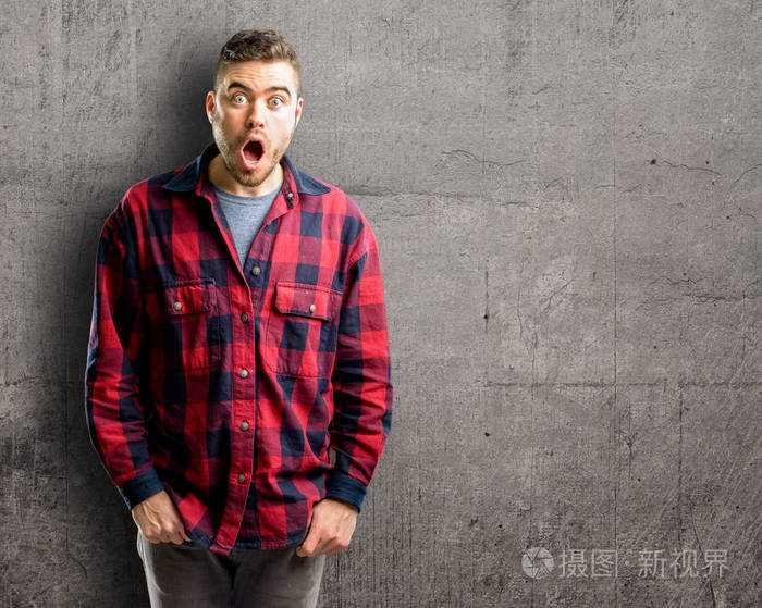 年轻英俊的男子害怕休克表示恐慌和恐惧