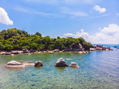 美丽的海景海滩和大海, 在苏梅岛的蓝天上的许多树和白云, 度假和旅游