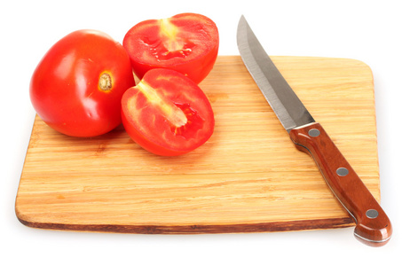 成熟的红番茄和刀子在砧板上白色隔离