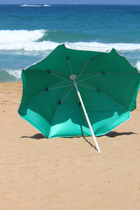 雨伞是一种用来保护人免受雨水或阳光照射的装置。