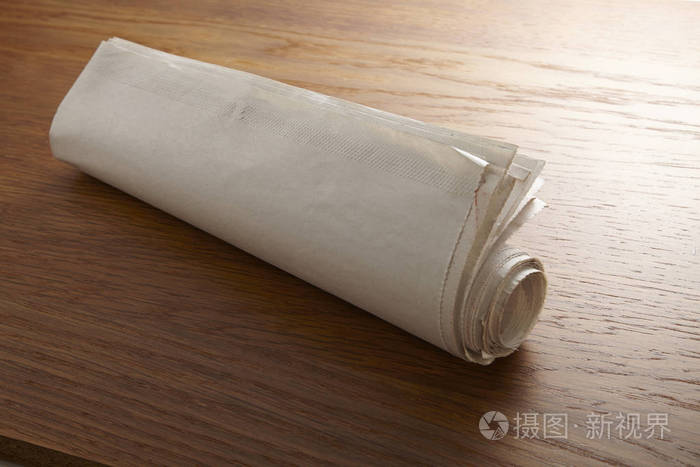 木质背景上有复制空间的空白纸卷