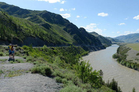 在阿尔泰 Ongudai 地区的 Katun 山河岸上的游客