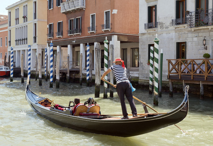 在威尼斯的大运河上 gondaol
