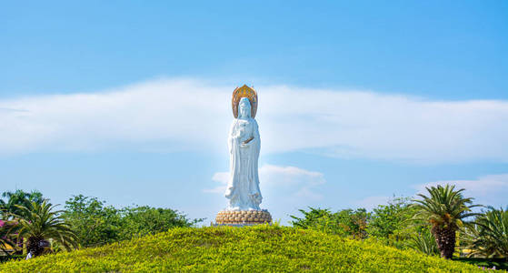 三亚岛上的佛教公园, 开阔的空间, 许多雕像和美丽的地方