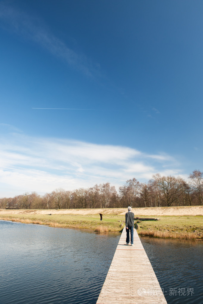 走远了水的男人