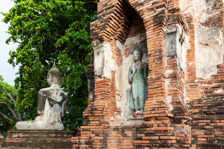 Mahathat 寺佛像是泰国大城府历史公园的一座佛教寺庙。