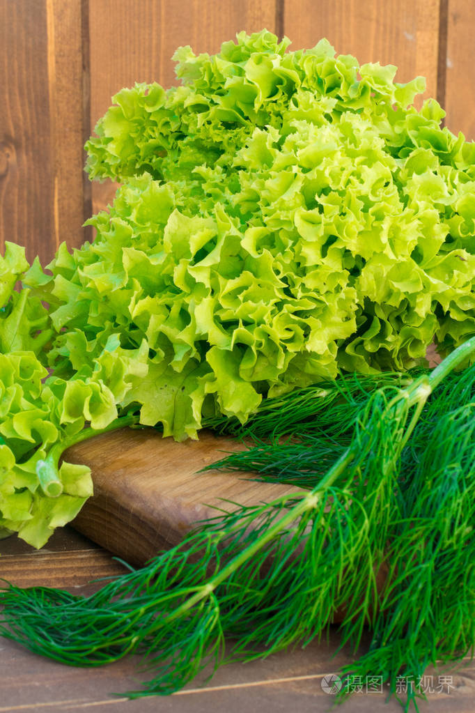 新鲜的绿色沙拉和莳萝在木材背景健康素食食品