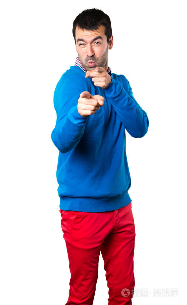 英俊的年轻人指着前面的白色背景