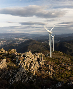 山上风力涡轮机图片